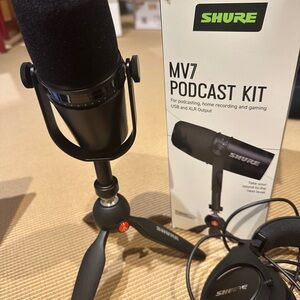 Podcast microphone Shure MV7 Podcast Kit